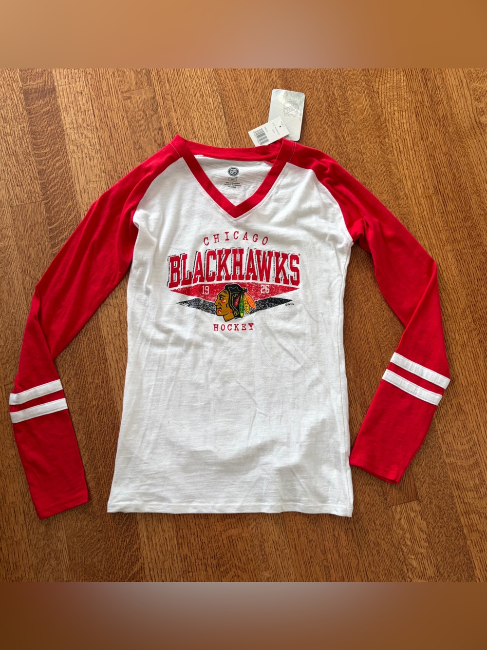 NWT NHL Chicago Blackhawks Women's Small V-Neck Long-Sleeve Raglan T-Shirt Top